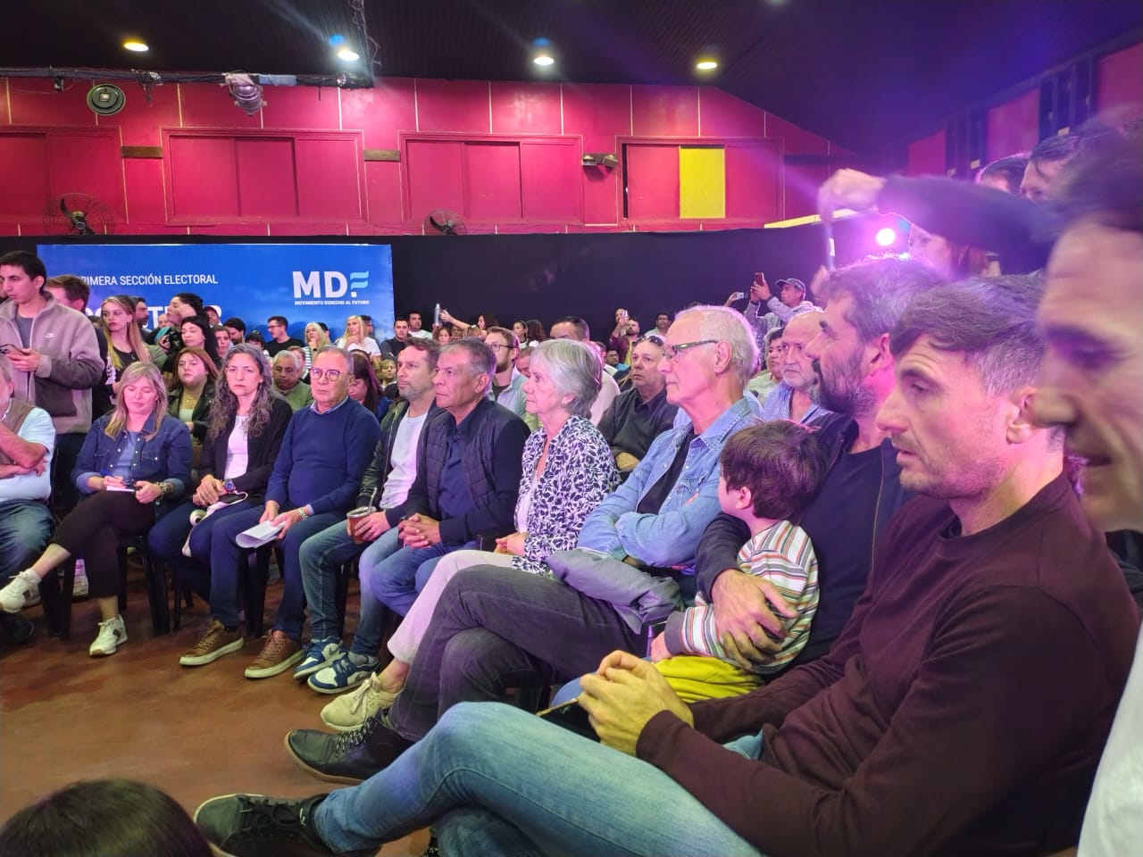 UNIDAD Y ESPERANZA EN LA PLENARIA "DERECHO AL FUTURO  Referentes políticos y sociales se reunieron para discutir el futuro de la provincia de Buenos Aires y construir un proyecto común.